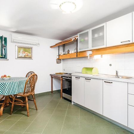 1 Bedroom Gorgeous Apartment In ロヴラン エクステリア 写真