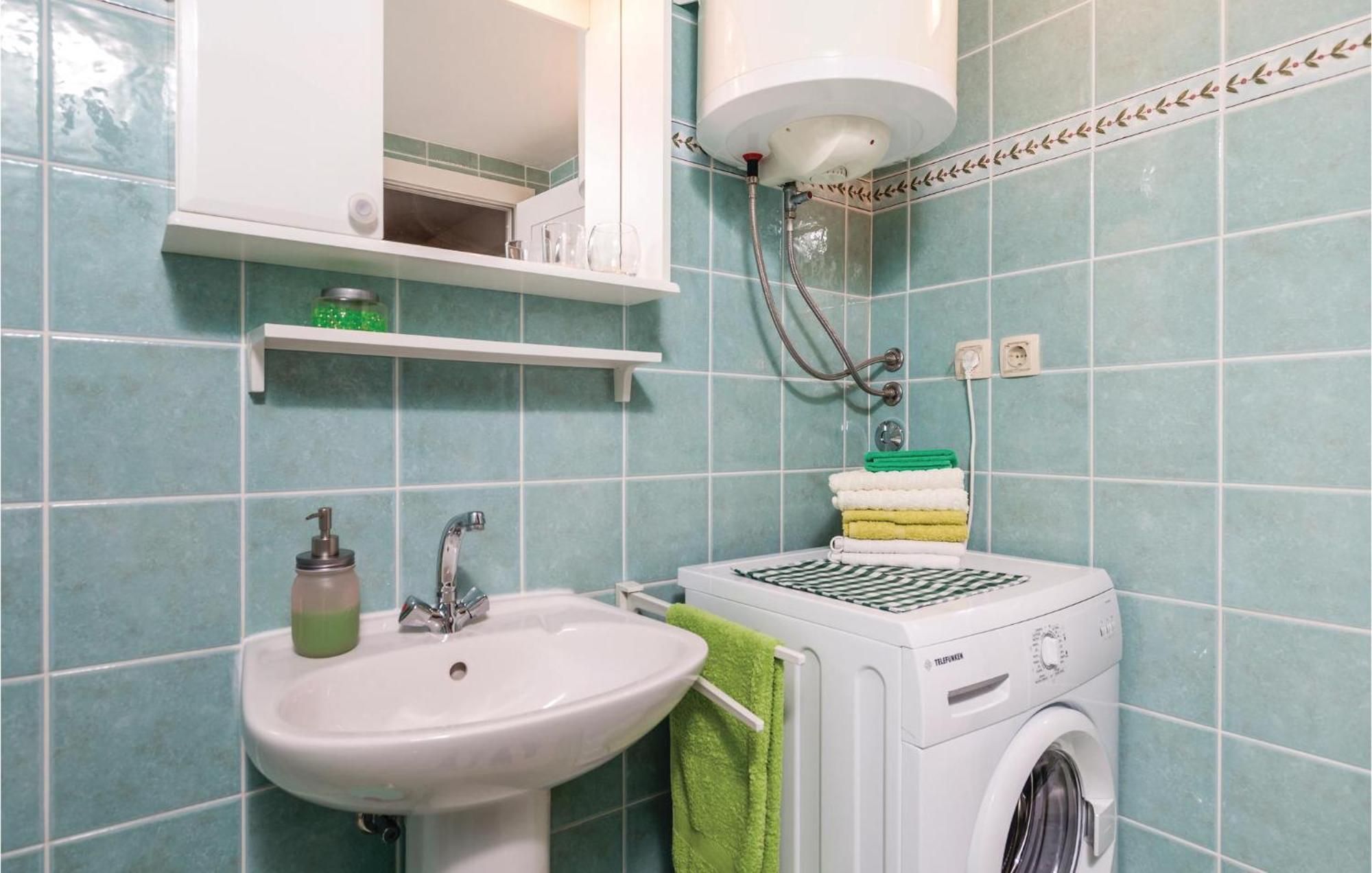 1 Bedroom Gorgeous Apartment In ロヴラン エクステリア 写真