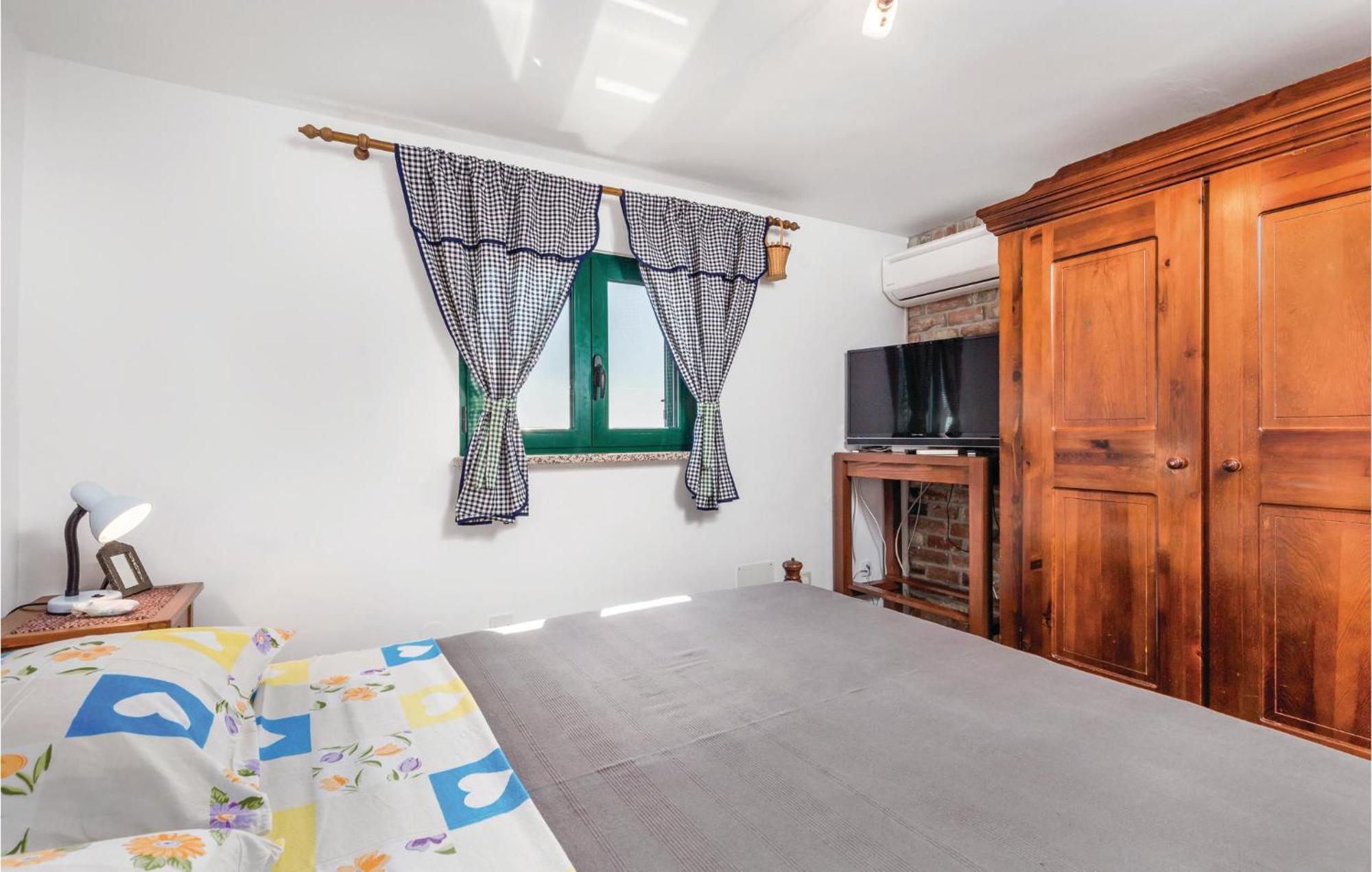 1 Bedroom Gorgeous Apartment In ロヴラン エクステリア 写真