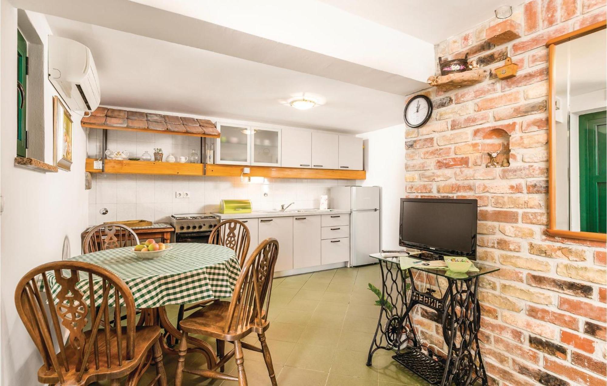 1 Bedroom Gorgeous Apartment In ロヴラン エクステリア 写真