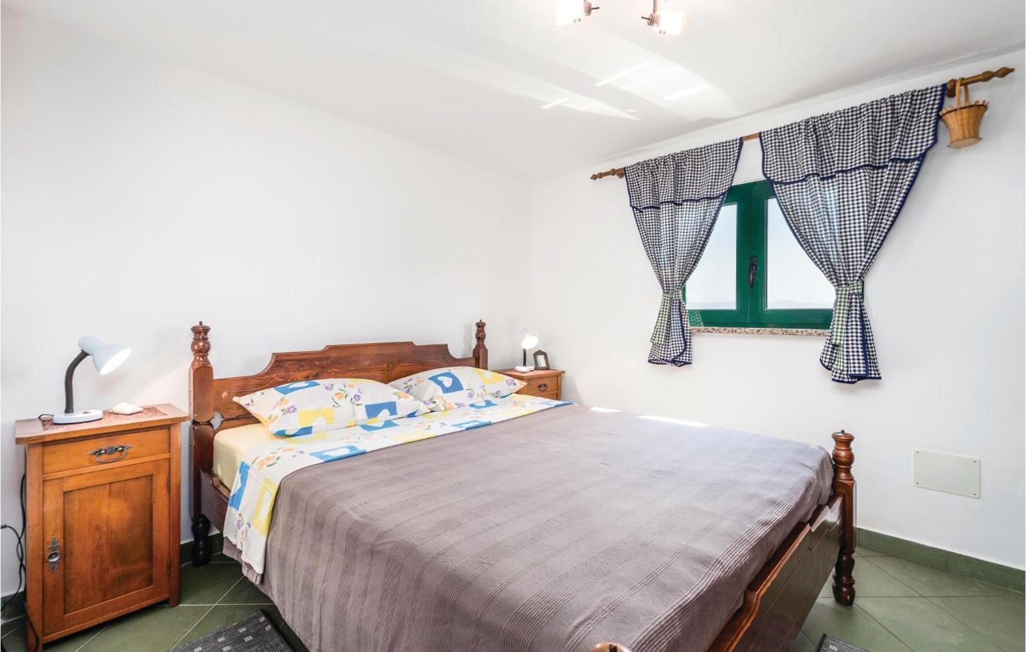 1 Bedroom Gorgeous Apartment In ロヴラン エクステリア 写真