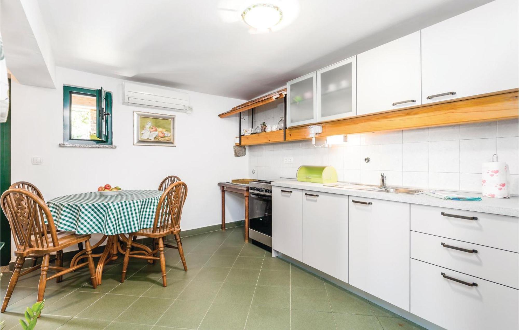 1 Bedroom Gorgeous Apartment In ロヴラン エクステリア 写真